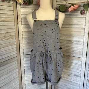 WALLFLOWER Women’s Romper Suspender Shorts SZ LG, Heather Gray w/ Black Stars ⭐️
